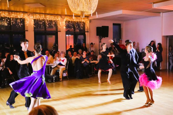Gruppenfoto der Tanzgruppe Dance Glow des TSC Dessau