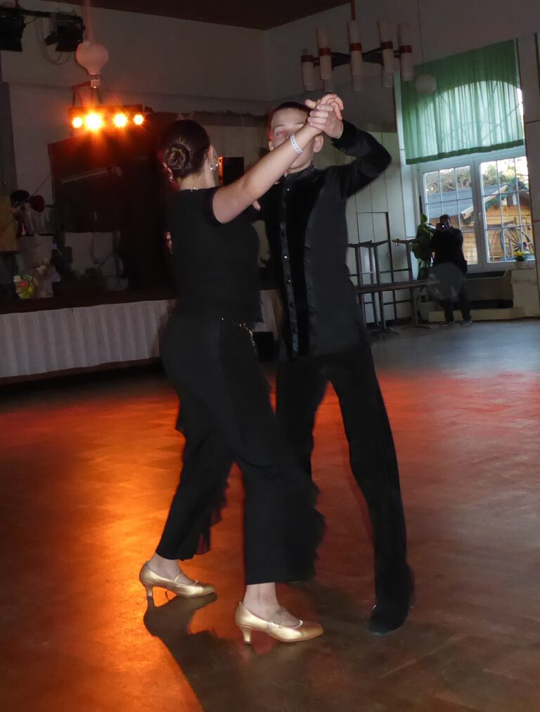 Jugend Turnierpaar des TSC Dessau beim Standardtanz auf der Tanzfläche bei einem Wettbewerb